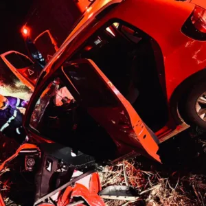 Motorista fica preso às ferragens e sofre ferimentos graves após capotamento na SC-155