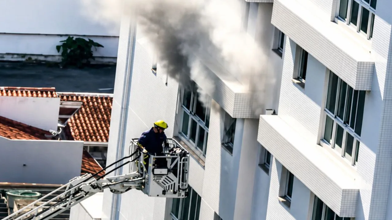 Mulher e crianças são resgatadas de incêndio em apartamento em SC