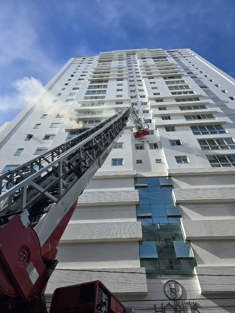 Mulher e crianças são resgatadas de incêndio em apartamento em SC