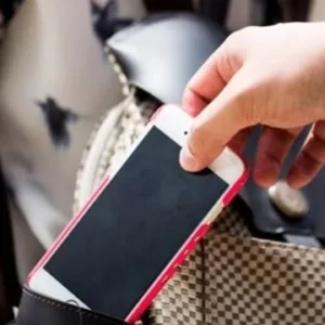 Mulher furta celular após acidente e é presa ao tentar devolver em Lages | Imagem ilustrativa