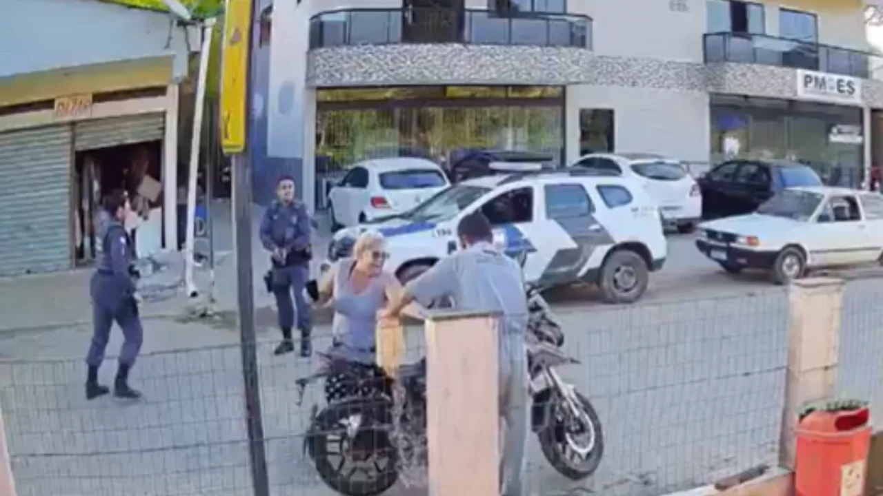 Mulher morre após tentar impedir filho de atear fogo em motocicleta