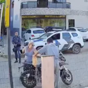 Mulher morre após tentar impedir filho de atear fogo em motocicleta