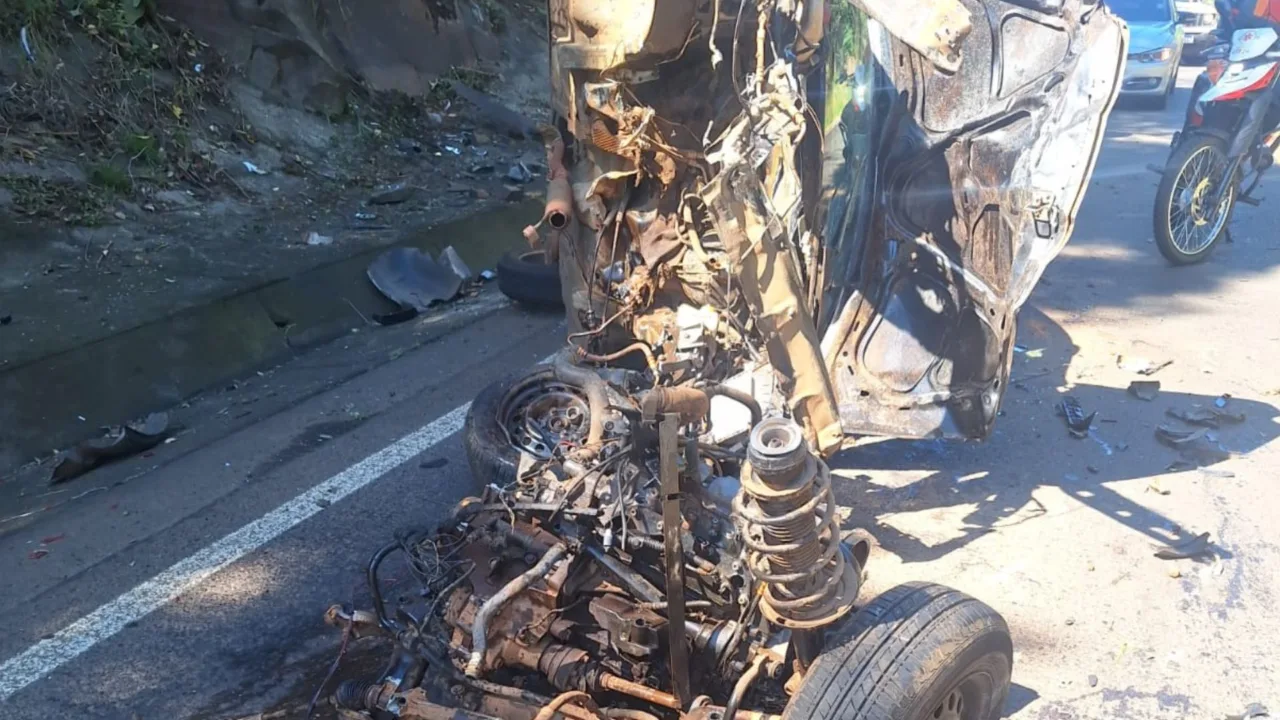 Mulher se distrai com garrafa de água, perde controle e sofre acidente na SC-157