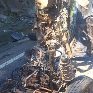 Mulher se distrai com garrafa de água, perde controle e sofre acidente na SC-157