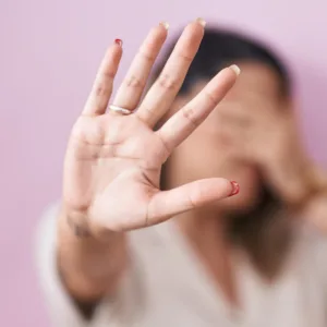 Mulheres evitam sair à noite por medo da violência, diz pesquisa