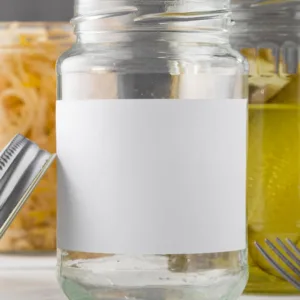 Nem água nem sabão: truque simples remove rótulos e cola de potes de vidro | Foto: Canva