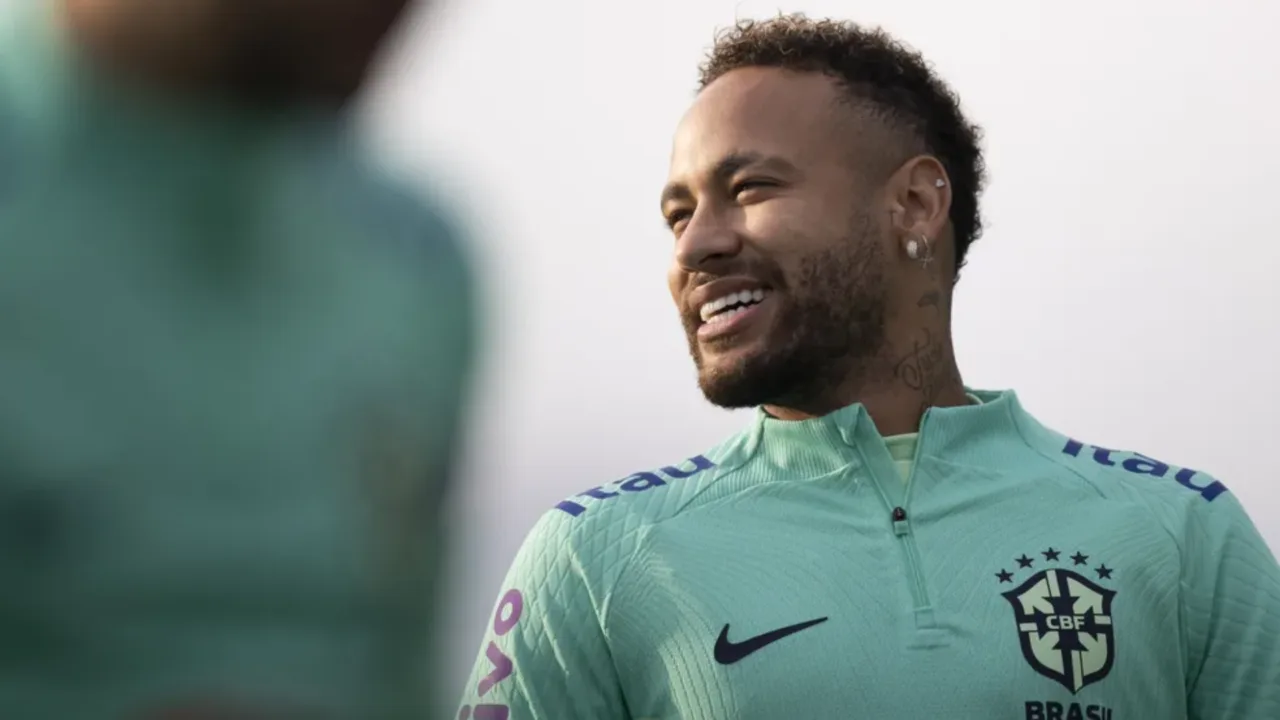 Neymar treina no gramado e segue recuperação para a Copa