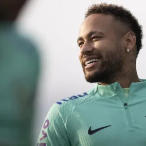 Neymar treina no gramado e segue recuperação para a Copa| Foto: Lucas Figueiredo / CBF / Reprodução / Divulgação