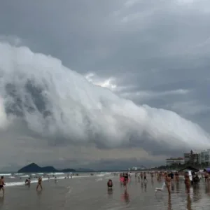 Nuvem rara ‘engole’ faixa de areia de praia e preocupa banhistas