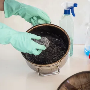 O ingrediente inesperado que pode salvar panelas queimadas na cozinha | Foto: Imagem ilustrativa/Canva/Reprodução