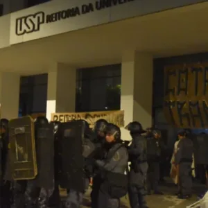 Ocupação da USP tem madrugada tensa após ação policial.| Foto: Reprodução SBT News / Divulgação