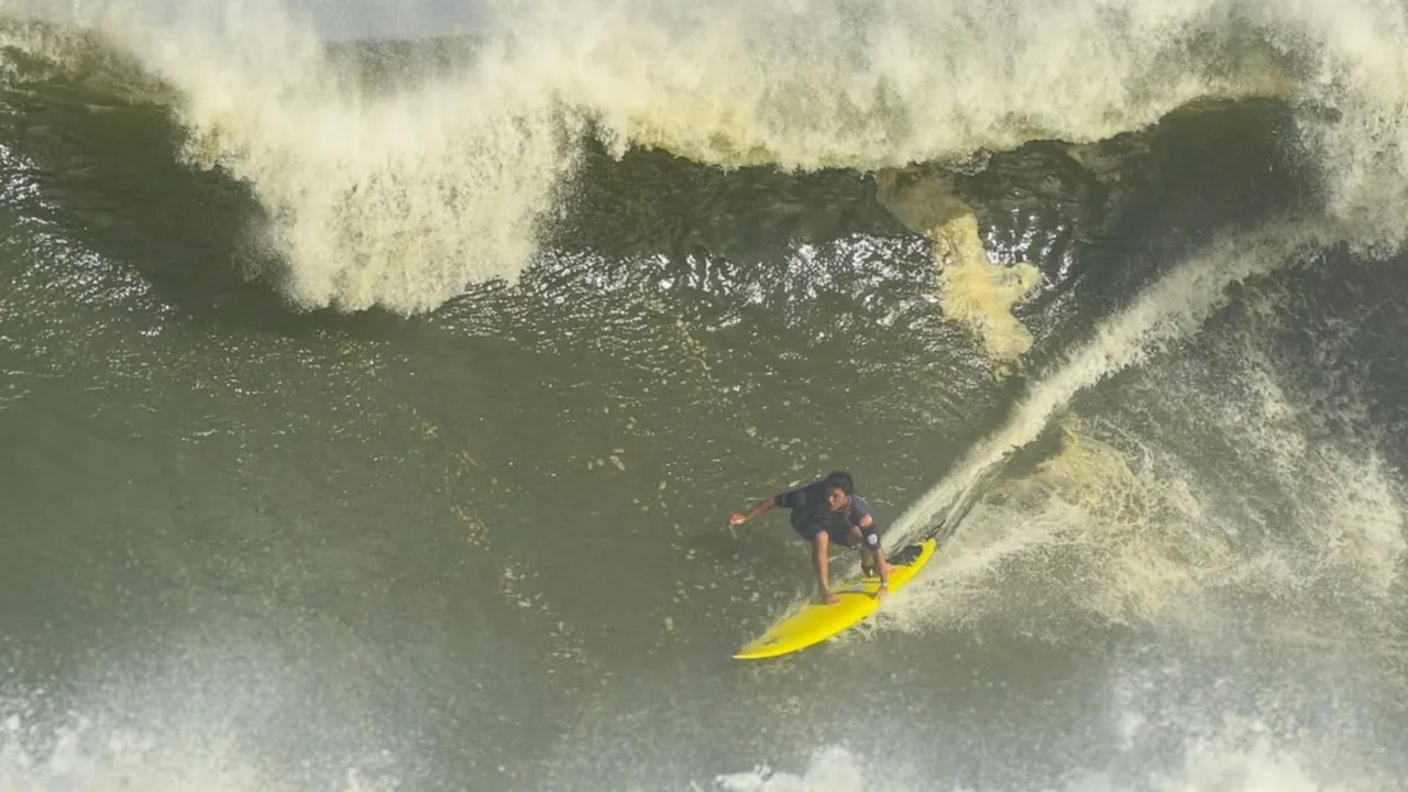 Ondas gigantes agitam Laguna e definem campeões do surf