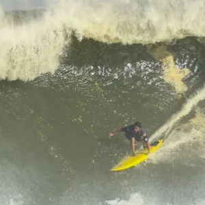 Ondas gigantes agitam Laguna e definem campeões do surf