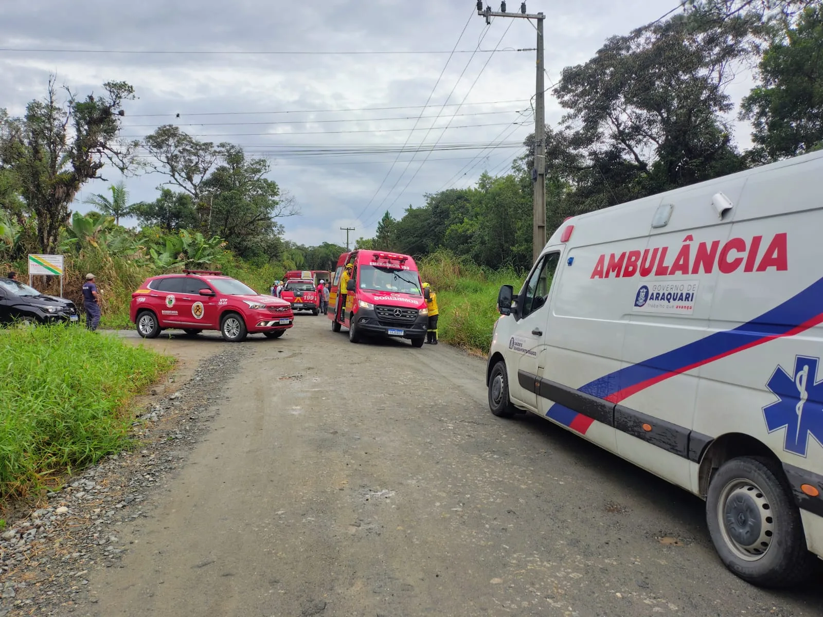 Ônibus tomba em valeta e deixa passageiros feridos em Araquari (1)