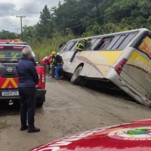 Ônibus tomba em valeta e deixa passageiros feridos em Araquari (1)
