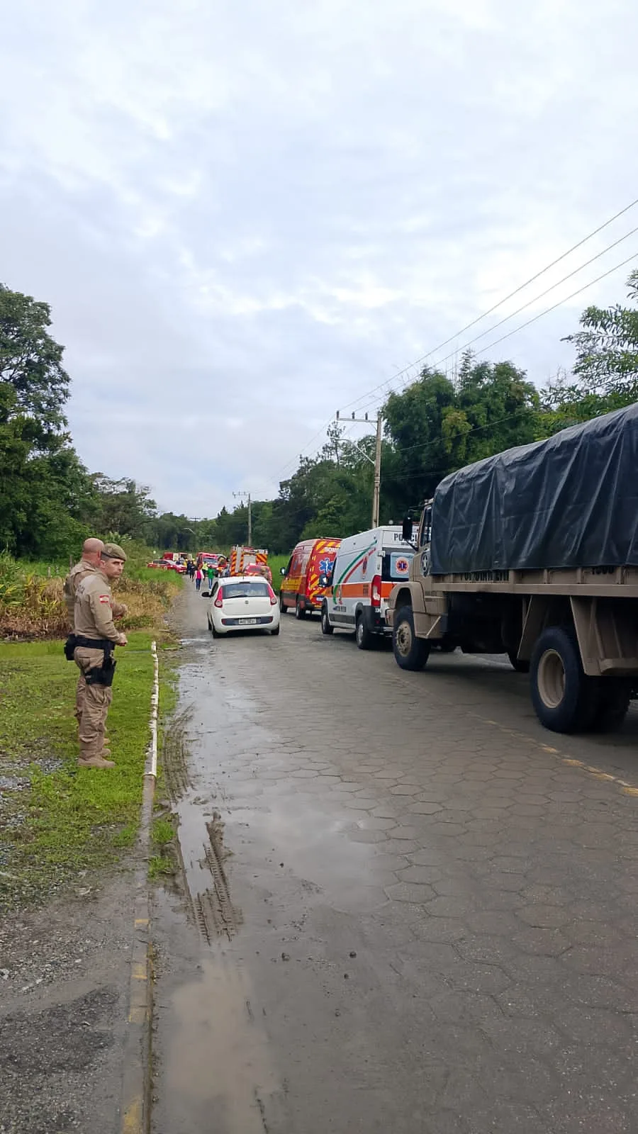 Ônibus tomba em valeta e deixa passageiros feridos em Araquari (1)