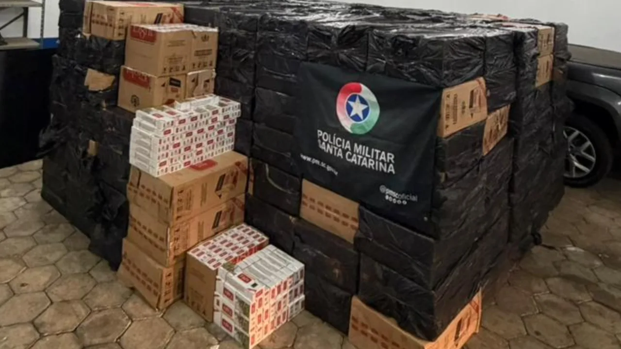 PM apreende 270 mil maços de cigarro em SC
