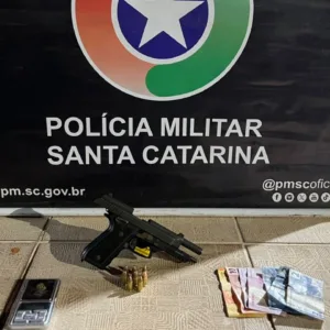 PM apreende pistola e porção de droga em Lages | Foto: PMSC