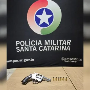 PM apreende revólver e prende homem em casa de eventos