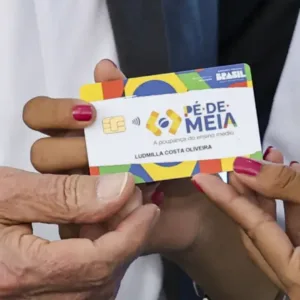 Pé-de-Meia paga até R$ 200 para estudantes; veja calendário