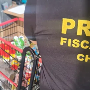 Procon retira produtos vencidos de mercado em Chapecó