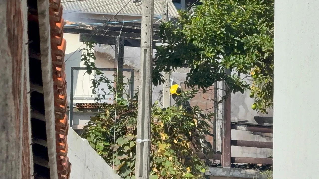 Residência fica destruída pelo fogo em Florianópolis (5)