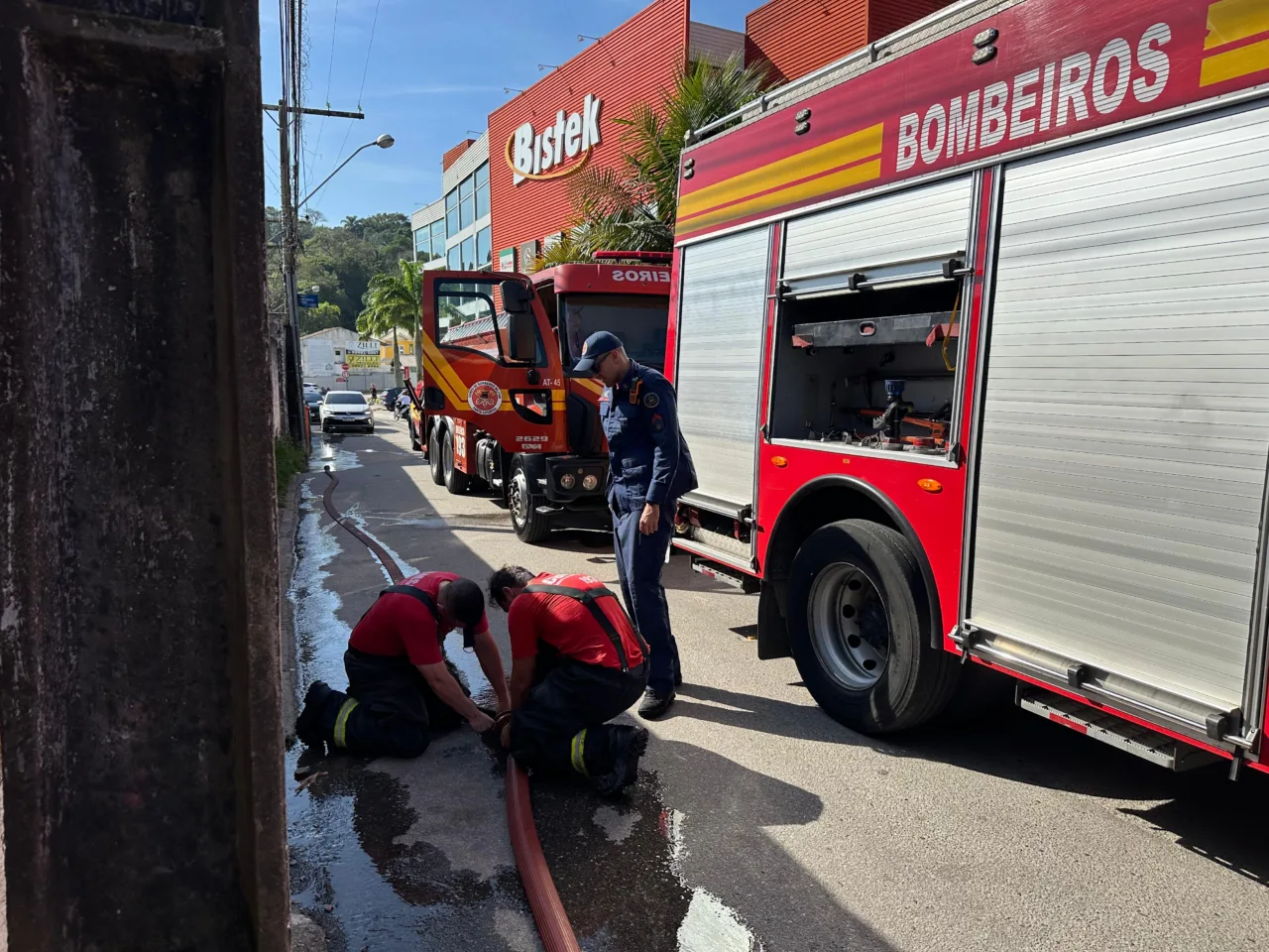 Residência fica destruída pelo fogo em Florianópolis (5)