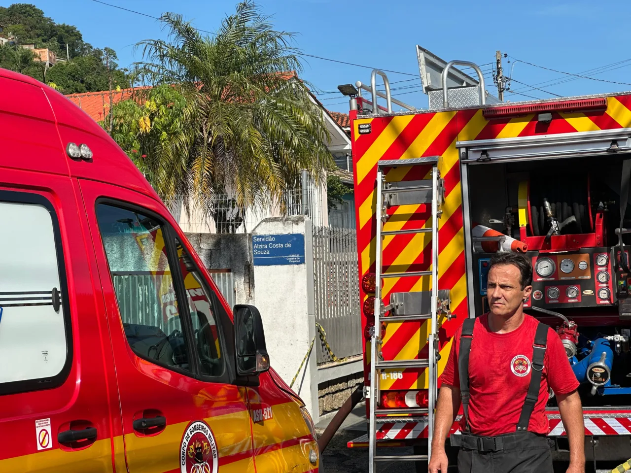 Residência fica destruída pelo fogo em Florianópolis (5)