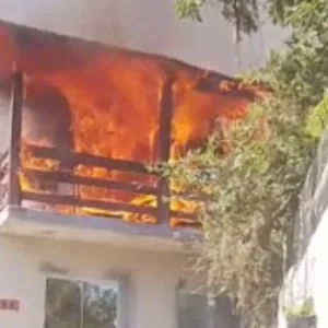 Residência fica destruída pelo fogo em Florianópolis | Foto: Reprodução/CBMSC 
