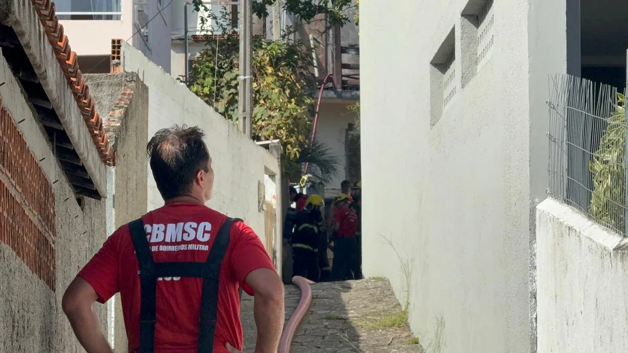 Residência fica destruída pelo fogo em Florianópolis (5)
