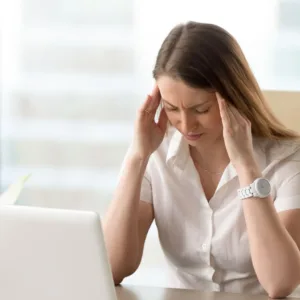 Sente dor de cabeça frequente Sintoma pode indicar problemas mais graves