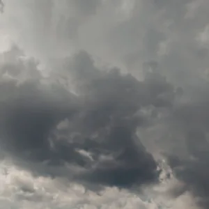 Tempo nublado, chuva e frio marcam início da semana em SC; veja a previsão