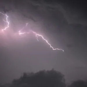 Temporais, raios e vento: previsão aponta volta da chuva no fim de semana em SC | Foto: Canva