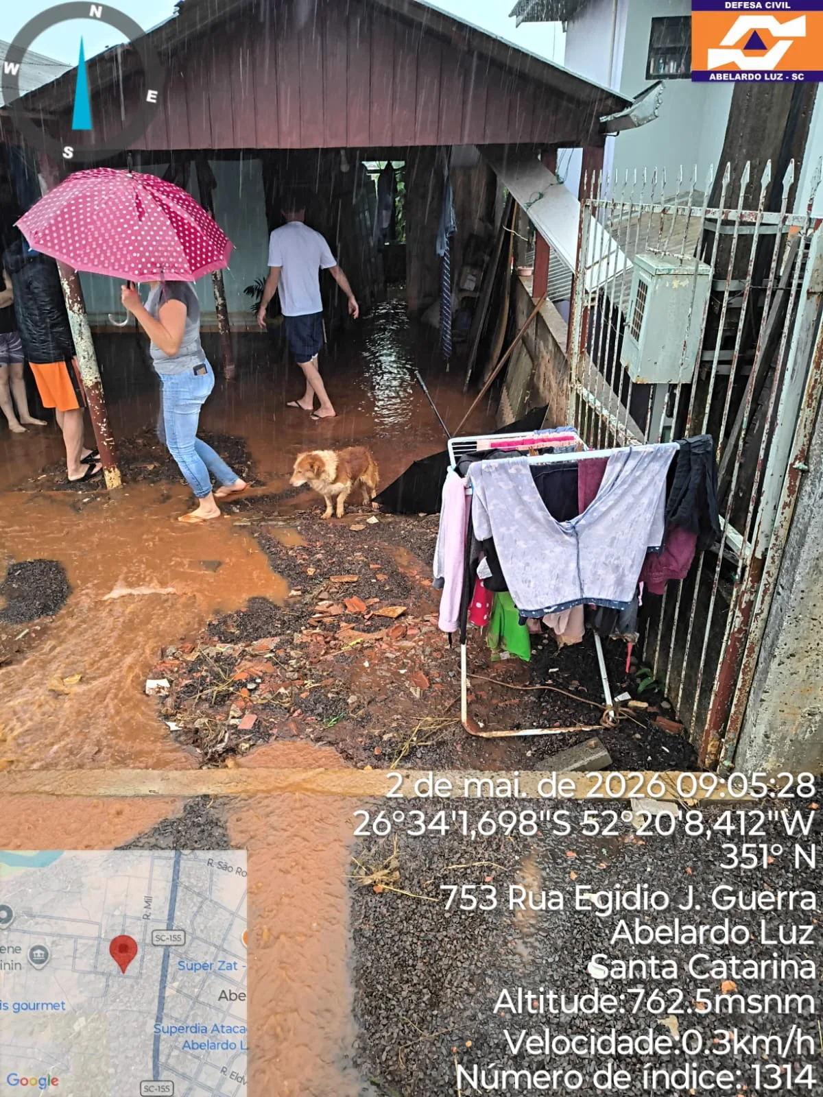 Temporal provoca quedas de árvores, destelhamentos e enxurrada no Oeste de SC