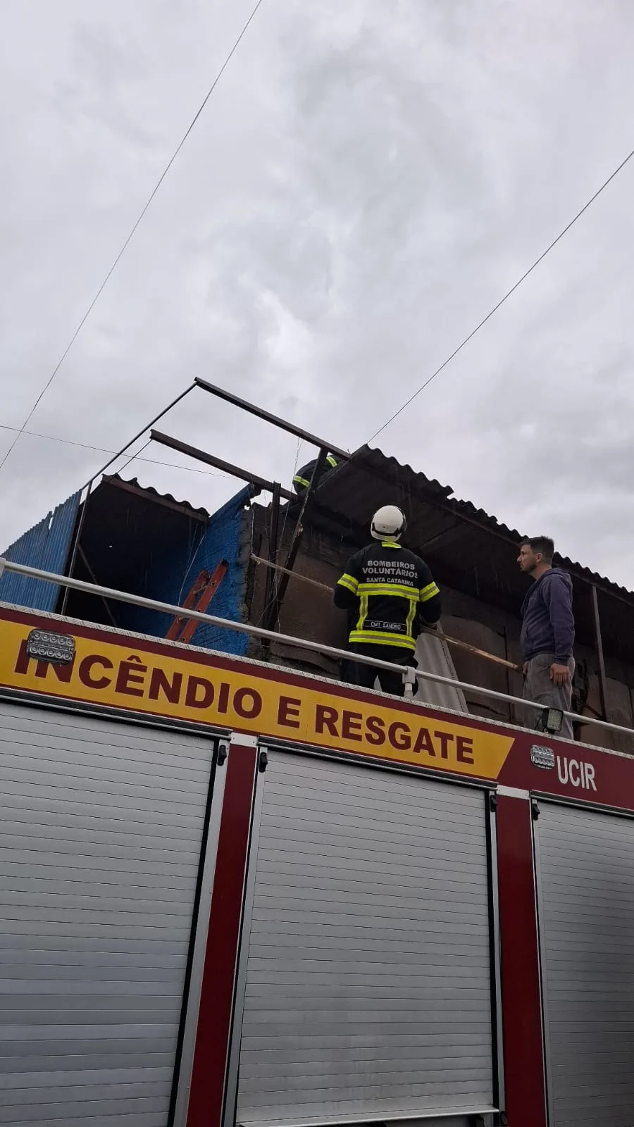 Temporal provoca quedas de árvores, destelhamentos e enxurrada no Oeste de SC