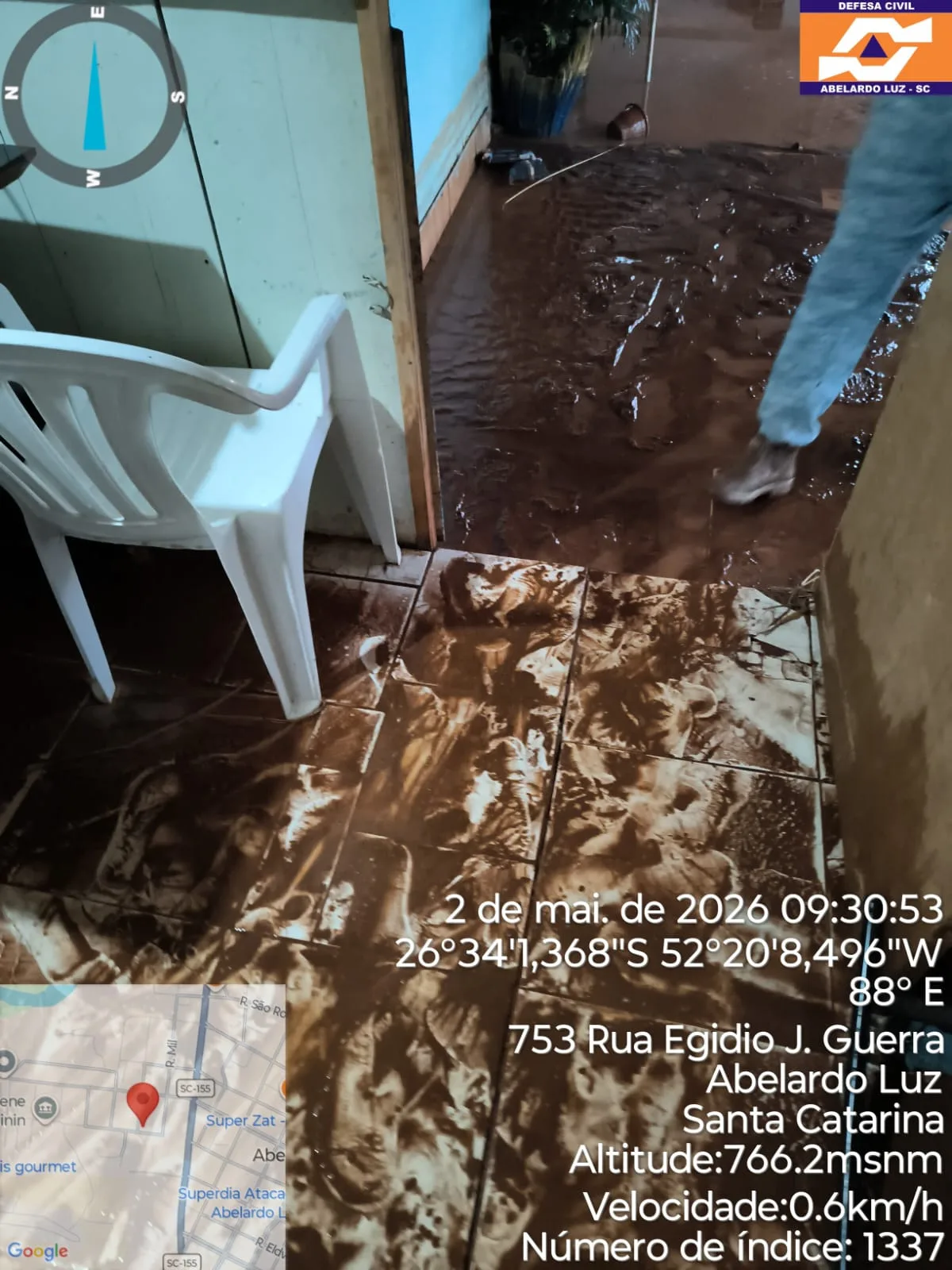 Temporal provoca quedas de árvores, destelhamentos e enxurrada no Oeste de SC