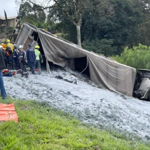 Tombamento de carreta com calcário deixa vítimas e trava trânsito na BR-282 | Foto: Reprodução