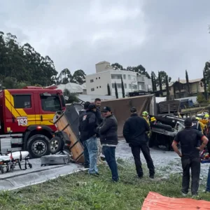 Tombamento de carreta com calcário deixa vítimas e trava trânsito na BR-282