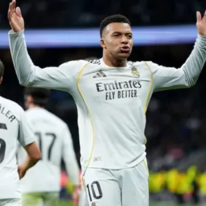 Torcida do Real Madrid faz petição pela saída de Mbappé.| Foto: Reprodução SBT Sports