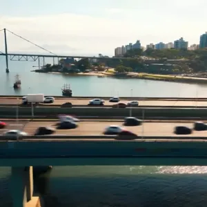 Três pontes, milhares de histórias cerca de 150 mil veículos cruzam Florianópolis diariamente | Foto: Youtube
