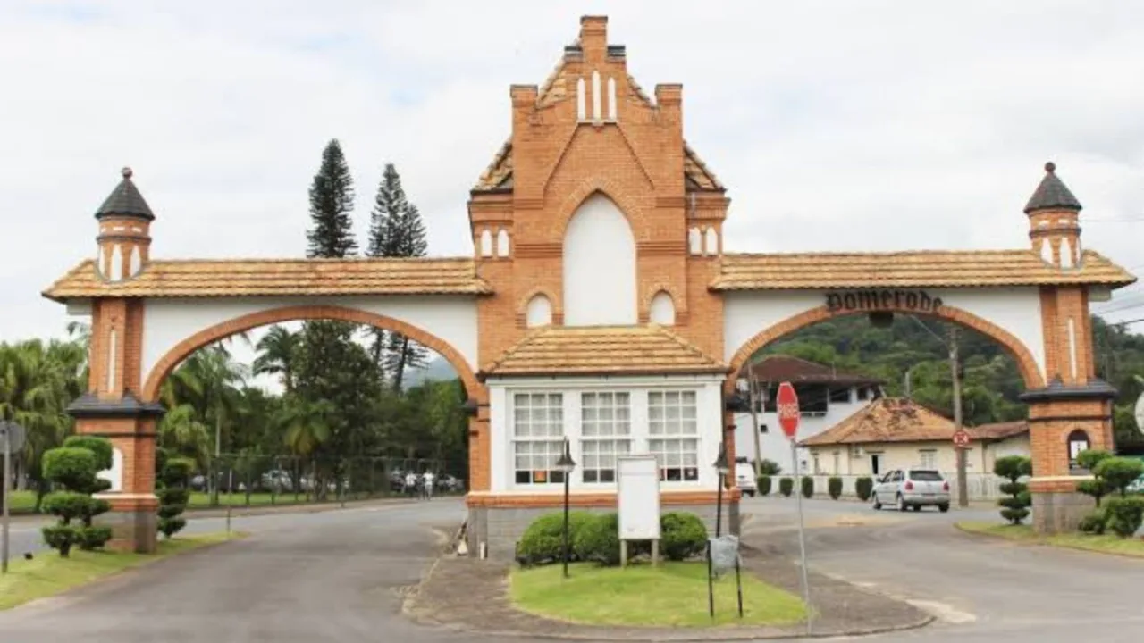 VÍDEO: Carreta erra rota e destrói portal cartão-postal de cidade de SC