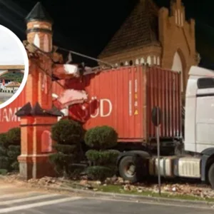 VÍDEO: Carreta erra rota e destrói portal cartão-postal de cidade de SC