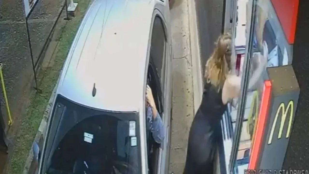 VÍDEO funcionária da ONU dá tapa no rosto de atendente após erro em pedido