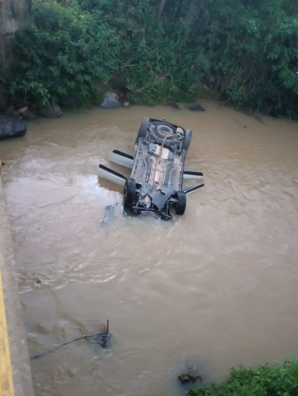 Vídeo mostra queda de carro em rio que terminou com morte de motorista em SC