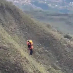 Vídeo mostra resgate de mulher jogada em penhasco