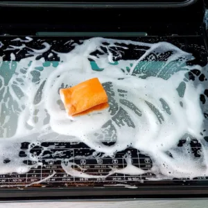 Vidro do forno engordurado? Truque simples limpa sem desmontar a porta