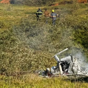 Homem morre carbonizado após queda de helicóptero em Pomerode | Foto: CBMSC/Divulgação