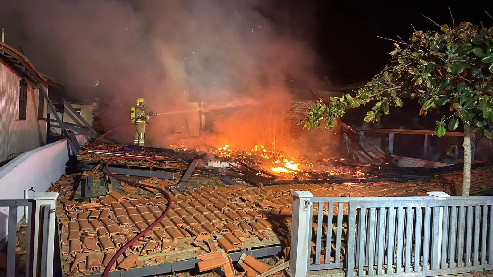 incêndio destrói casa de veraneio e assusta vizinhança em SC (3)