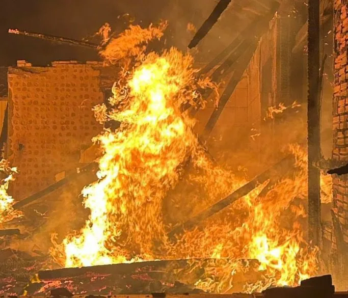 incêndio destrói casa de veraneio e assusta vizinhança em SC (3)