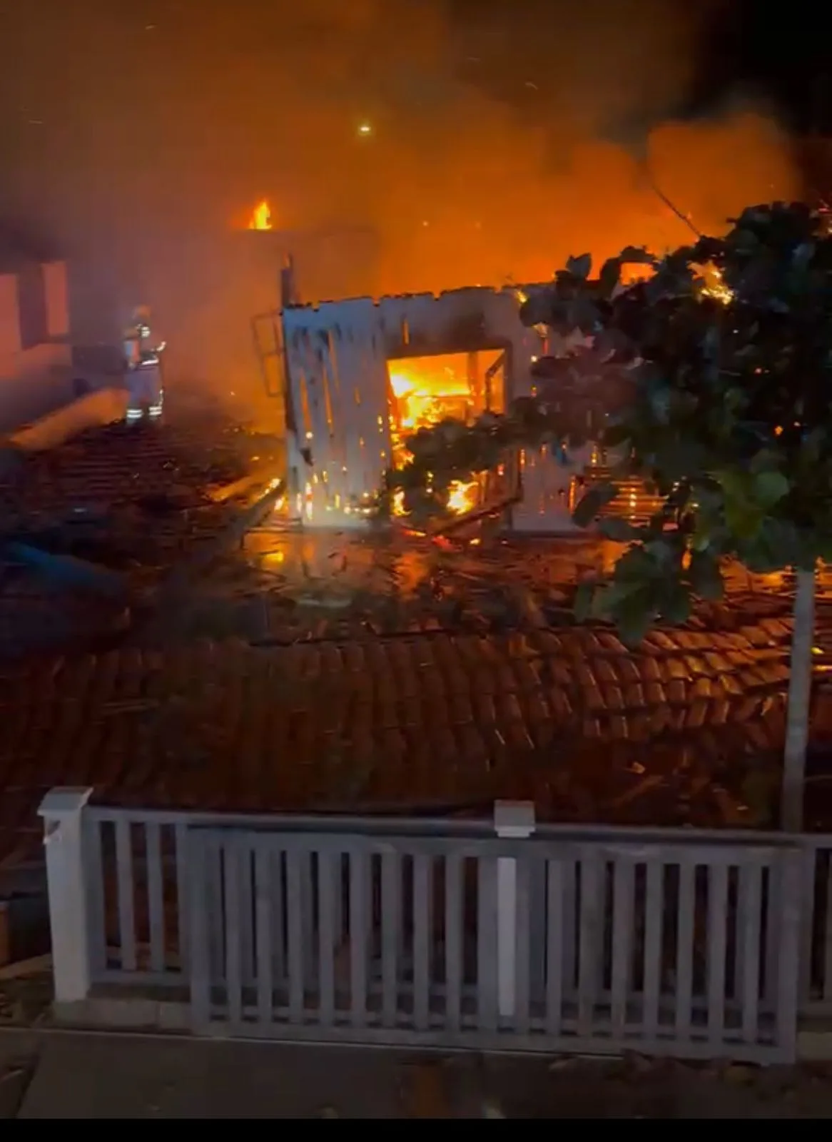 incêndio destrói casa de veraneio e assusta vizinhança em SC (3)
